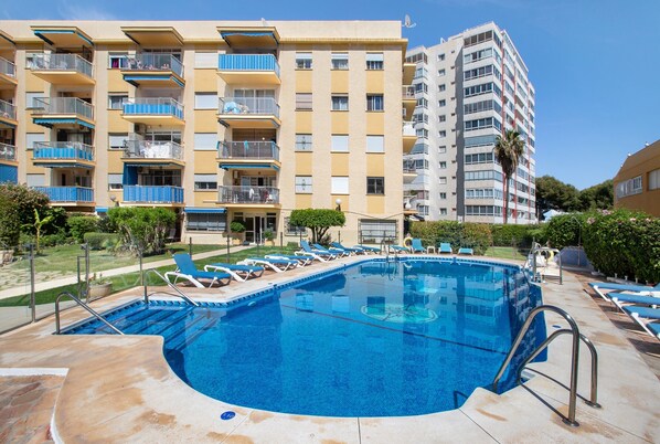 Pool - Apartment 'Apartamento Benalmadena Playa' with Sea View, Wi-Fi and Air Conditioning (Benalmádena)