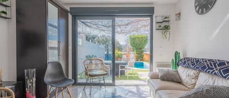 Télévision, cheminée, lecteur de DVD