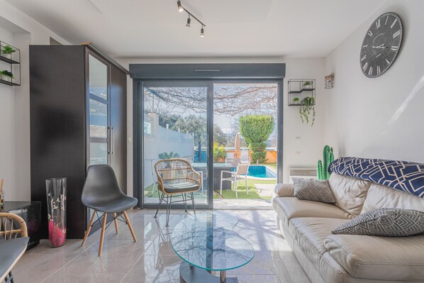 TV, fireplace, DVD player