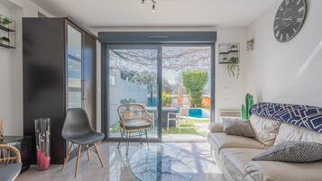 Télévision, cheminée, lecteur de DVD