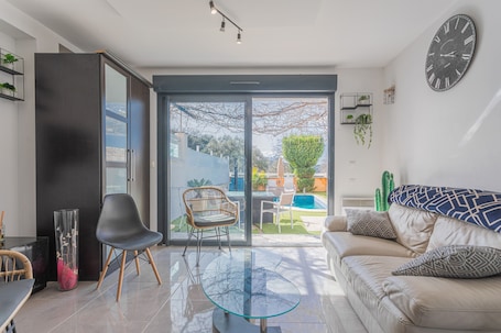 TV, fireplace, DVD player. Villa 'Igor' – Charming Stay in Cabasse: Sun, Nature, and Provençal Serenity