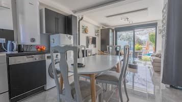 Frigorífico, microondas, horno y placa de cocina