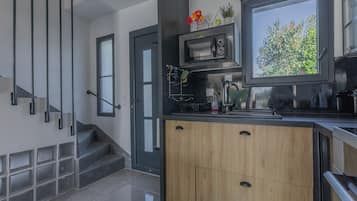 Frigorífico, microondas, horno y placa de cocina