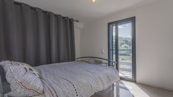 3 slaapkamers, een strijkplank/strijkijzer, gratis wifi, beddengoed