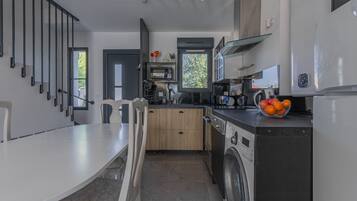 Kühlschrank, Mikrowelle, Ofen, Herdplatte