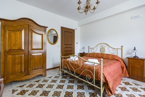 1 habitación, tabla de planchar con plancha, wifi gratis y ropa de cama 