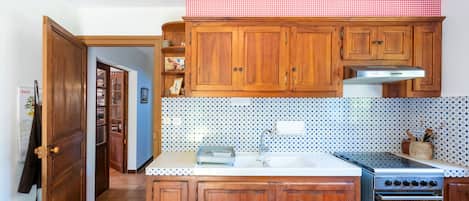 Een koelkast, een oven, een kookplaat, een vaatwasser