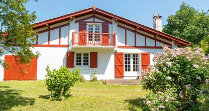 Holiday Home "Usoak" with Mountain View, Private Terrace & Wi-Fi