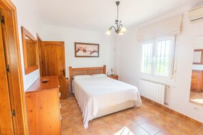 2 chambres, fer et planche à repasser, Wi-Fi gratuit, draps fournis