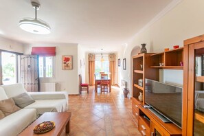 TV, fireplace - Villa 'Cortijo De La Abuela' with Mountain View, Wi-Fi and Air Conditioning (Málaga)