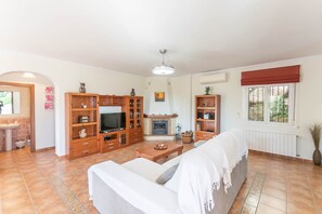 TV, fireplace - Villa 'Cortijo De La Abuela' with Mountain View, Wi-Fi and Air Conditioning (Málaga)