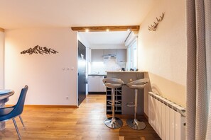 Réfrigérateur, four, plaque de cuisson, cafetiÚre/bouilloire