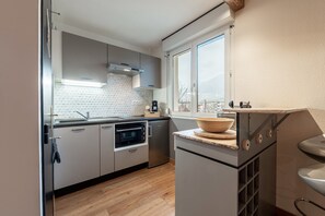 Réfrigérateur, four, plaque de cuisson, cafetière/bouilloire