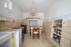 Kühlschrank, Ofen, Herdplatte, Wasserkocher mit Kaffee-/Teezubehör