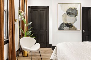 3 عدّة غرف نوم ومكتب ومكواة/لوح كي وسرير سفر