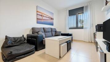 Una televisión, videojuegos, un reproductor de DVD