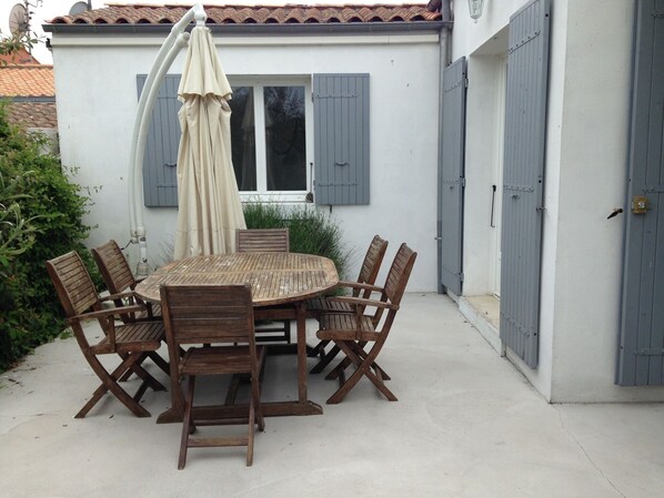 Outdoor dining - Holiday Home 'Entre Vignes Et Plage' with Private Terrace and Garden (Dolus-d'Oléron)