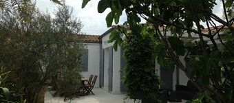 Holiday Home 'Entre Vignes Et Plage' with Private Terrace and Private Garden