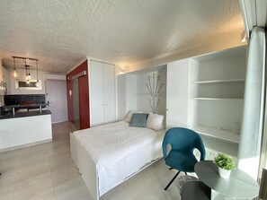Iron/ironing board, WiFi, bed sheets
