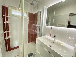 Dusche, kostenlose Toilettenartikel, Haartrockner, Handtücher