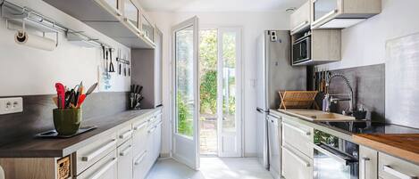 Frigorifero, microonde, forno, piano cottura