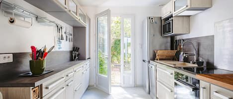 Réfrigérateur, four à micro-ondes, un four, surface de cuisson