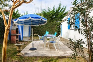 Outdoor dining - Holiday Home 'Maison Proche Mer, Forêt,bourg' with Private Terrace and Private Garden (Le Grand-Village-Plage)