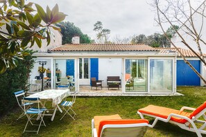 Outdoor dining - Holiday Home 'Maison Proche Mer, Forêt,bourg' with Private Terrace and Private Garden (Le Grand-Village-Plage)