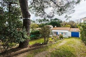 Exterior - Holiday Home 'Maison Proche Mer, Forêt,bourg' with Private Terrace and Private Garden (Le Grand-Village-Plage)