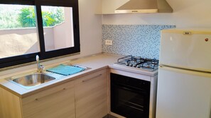 Fridge, oven, stovetop, coffee/tea maker - Attic Apartment 'Casa Bel Mare' with Private Terrace and Air Conditioning (Castiglione della Pescaia)