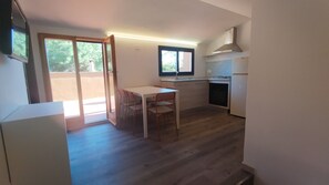 Fridge, oven, stovetop, coffee/tea maker - Attic Apartment 'Casa Bel Mare' with Private Terrace and Air Conditioning (Castiglione della Pescaia)