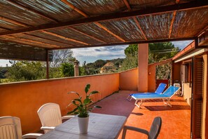 Outdoor dining - Attic Apartment 'Casa Bel Mare' with Private Terrace and Air Conditioning (Castiglione della Pescaia)