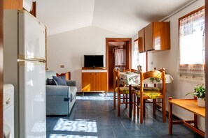 TV - Apartment 'Casa Bel Mare' with Private Terrace and Air Conditioning (Castiglione della Pescaia)