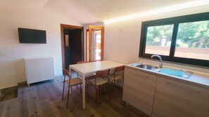 Fridge, oven, stovetop, coffee/tea maker - Attic Apartment 'Casa Bel Mare' with Private Terrace and Air Conditioning (Castiglione della Pescaia)