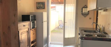 Refrigerador, parrilla de estufa y cafetera y tetera