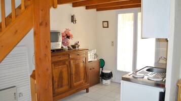 Kühlschrank, Herdplatte, Wasserkocher mit Kaffee-/Teezubehör