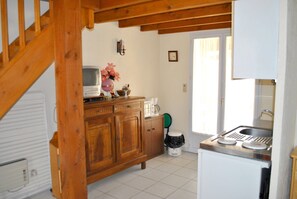 Fridge, stovetop, coffee/tea maker, cookware/dishes/utensils - Holiday Home 'Pour Une Halte Sur Oléron' with Shared Terrace (Le Grand-Village-Plage)