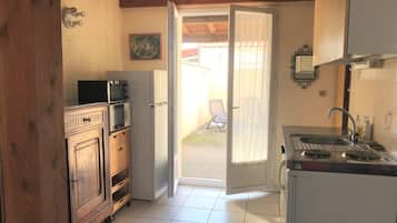 Kjøleskap, kokeplater, kaffetrakter/tekoker og kjøkkenutstyr