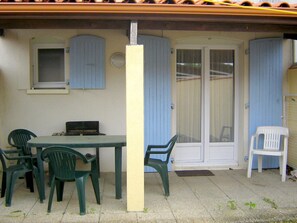 Outdoor dining - Holiday Home 'Pour Une Halte Sur Oléron' with Shared Terrace (Le Grand-Village-Plage)