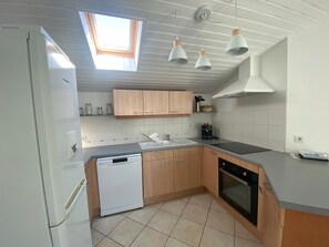 Kühlschrank, Mikrowelle, Herdplatte, Geschirrspüler