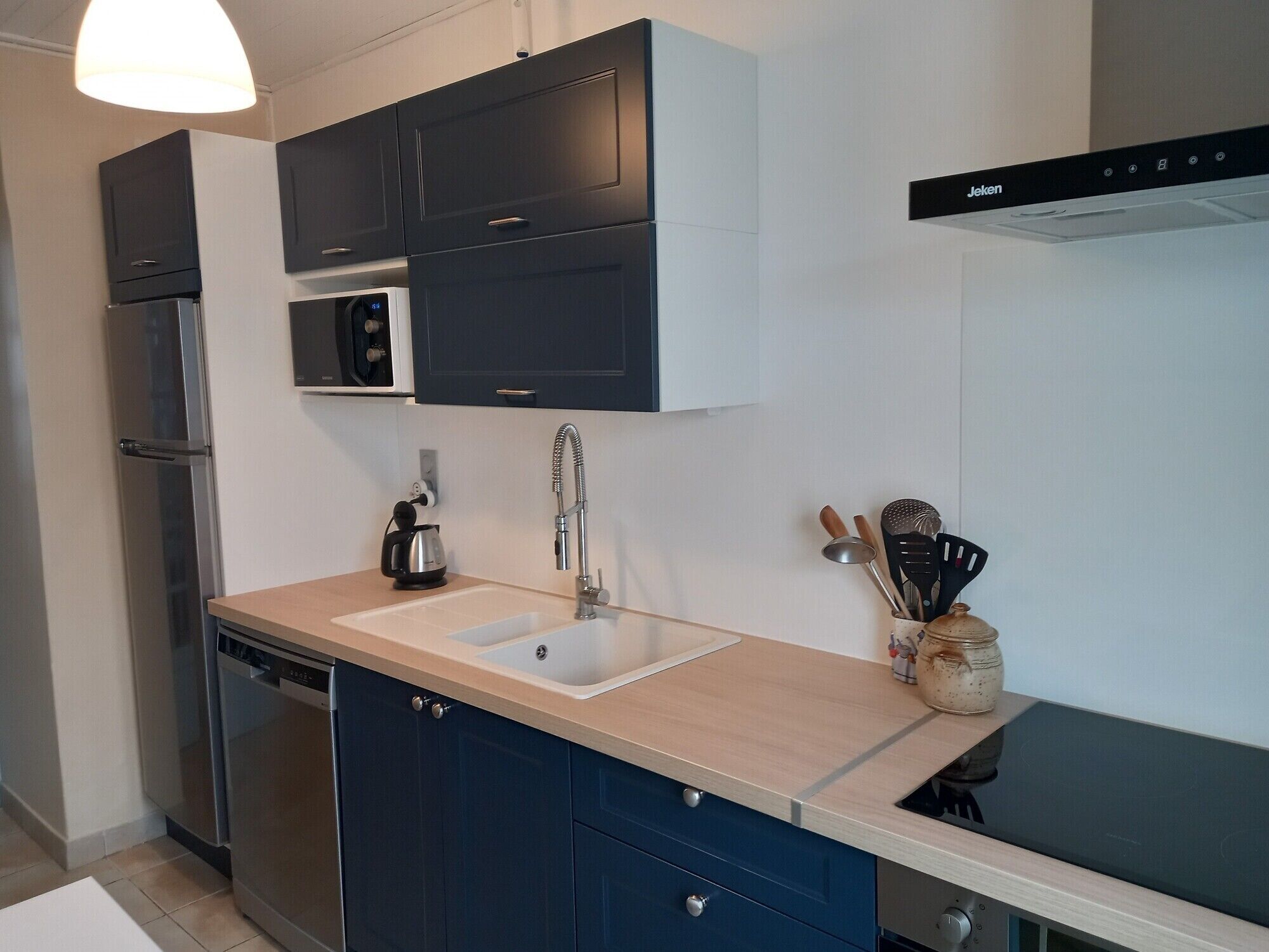 Jääkaappi, mikroaaltouuni, uuni, liesi