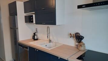 Jääkaappi, mikroaaltouuni, uuni, liesi