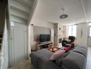 Fernseher, DVD-Player, Stereoanlage