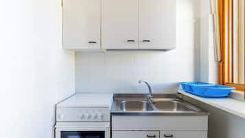 Réfrigérateur, plaque de cuisson, bouilloire électrique