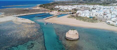 Una spiaggia nelle vicinanze