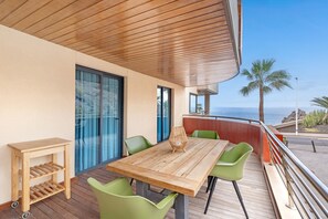 Outdoor dining - Vacation Apartment 'Balcón De Los Gigantes' with Sea View, Wi-Fi and Air Conditioning (Santiago del Teide)