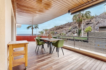 Outdoor dining. Vacation Apartment 'Balcón De Los Gigantes' with Sea View, Wi-Fi and Air Conditioning