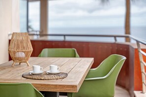 Outdoor dining - Vacation Apartment 'Balcón De Los Gigantes' with Sea View, Wi-Fi and Air Conditioning (Santiago del Teide)
