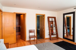 4 dormitorios, tabla de planchar con plancha, wifi y ropa de cama