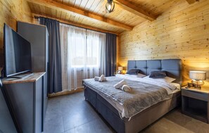 3 makuuhuonetta, tallelokero huoneessa, vauvan matkasänky